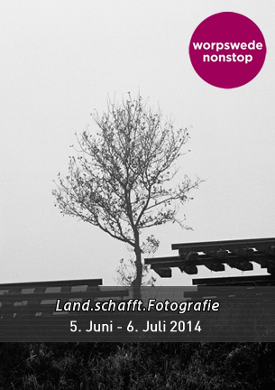 Der Kreis der Worpsweder Fotografen war gegenüber den Vertretern der anderen Kunstsparten im Künstlerdorf von jeher überschaubar. Insofern präsentiert „Land.schafft.Fotografie“ mit 12 Akteuren nahezu geschlossen die zeitgenössischen Protagonisten auf dem Gebiet der Fotokunst …