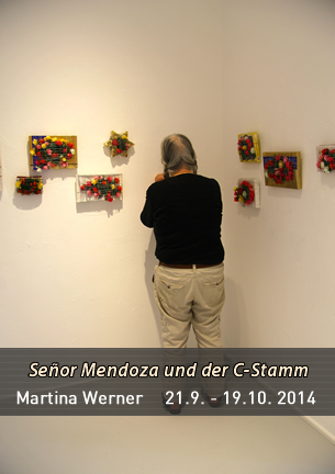 In ihrer Ausstellung -lesen- verbindet Martina Werner Schriftarbeiten, Zeichnungen, Bilder und Objekte aus ihrem Gesamtkunstwerk Señor Mendoza und der C-Stamm zur Rauminstallation.