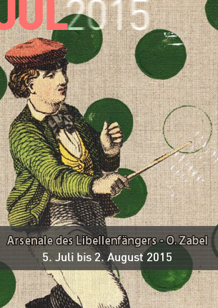 Oliver Zabel ist ein Zeitreisender, ein Wandler der in die 1960er Jahre der Künstler der Objektkunst geboren wird. Für seine Installationen, Objekte und Collagen findet und sammelt er banale, scheinbar wertlose Dinge und bringt sie in einen gegenwärtigen Zusammenhang. Die alltägliche Schönheit der Fundstücke ordnet er in seinen Arbeiten zu einer neuen ästhetischen Einheit an. Durch die veränderte Wahrnehmung werden sie dort zu poetischen und ironischen Inszenierungen des Alltäglichen.