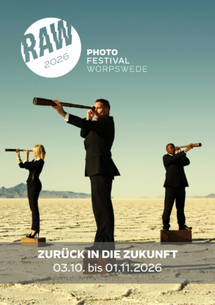 10 JAHRE FOTOKUNST IN WORPSWEDE
Unter dem Motto "Zurück in die Zukunft" feiert das RAW Photofestival Worpswede vom 3. Oktober bis zum 1. November 2026 zehnjähriges Jubiläum und gleichzeitig Abschied.
